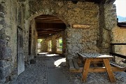 19 Bel porticato al centro della piccola contrada